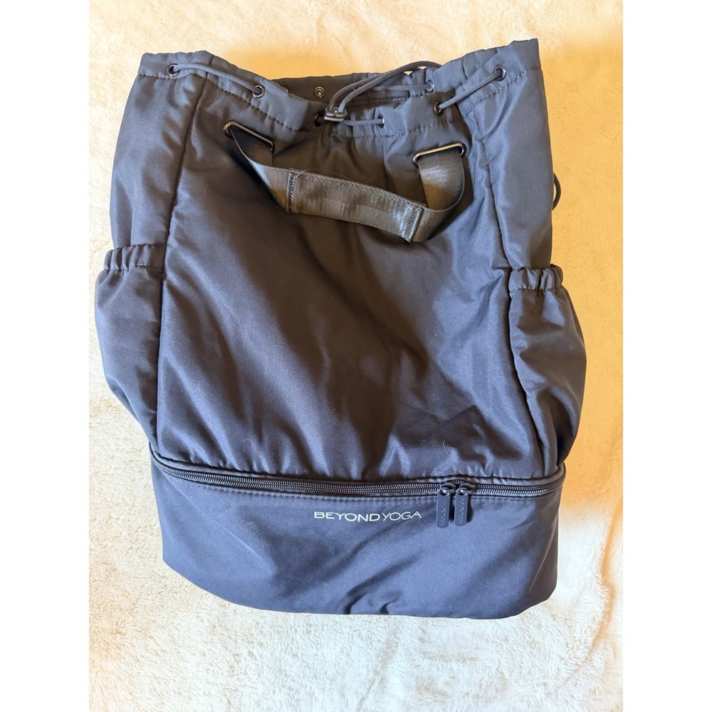 Beyond Yoga Black Mat Bag Drawstring Zip Closure Adjustable Strap 2 Pockets